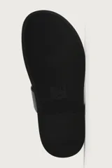 Sandalia de cuero sintético color negro con diseño de tiras cruzadas y sujeción para el dedo. Cuenta con plantilla anatómica y suela plana a tono.