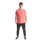 Remera manga corta color rojo con estampado pequeño en el frente.