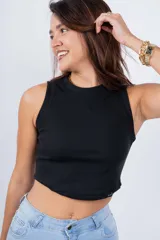 Musculosa celeste de tejido de punto acanalado, corte cropped y cuello redondo.