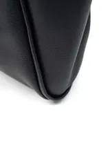 Bolso tipo tote bag color tostado, con doble asa de hombro y diseño estructurado, acompañado de un pequeño neceser con cierre.