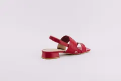 Sandalias rojas de cuero con taco bajo y tiras finas en el empeine y tobillo.