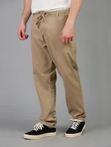 Pantalón color beige de lino con corte recto, cintura con cordón ajustable y bolsillos laterales.