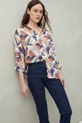 Pantalón chupín negro de tiro alto, confeccionado en denim suave y levemente elástico, con bolsillos delanteros y traseros.