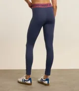 Legging deportiva de microfibra color lila, con cintura elástica ancha en contraste que presenta el texto Keep Mooving estampado.