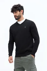 Sweater de punto color gris melange, con escote en V, manga larga y logo bordado en el pecho. Presenta puños y ruedo acanalados.