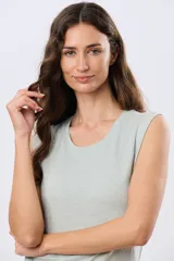 Musculosa de algodón color beige, de corte clásico con cuello redondo y diseño liso.