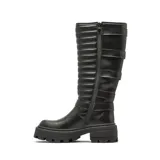 Bota de caña alta color negro con suela track, diseño acolchado en la parte posterior y múltiples correas con hebillas metálicas ajustables.