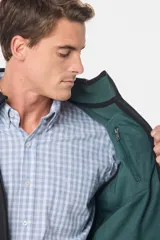 Chaleco deportivo rojo de polar con forro e interior en color azul combinado, cierre frontal y bolsillos delanteros con cierre metálico personalizado. Incluye dos bolsillos interiores con cierre y logo bordado en el pecho.