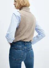 Jeans de corte skinny y tiro alto, confeccionados en tejido de algodón con elastano. Presentan diseño de cinco bolsillos, cierre de cremallera con botón y trabillas para cinturón.