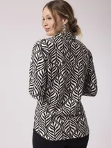 Camisa de viscosa con estampado abstracto en blanco y negro, de corte clásico, cuello camisero y mangas largas.