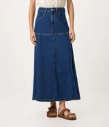 Pollera midi de jean azul, de corte evasé con recortes estructurales y tiro alto.