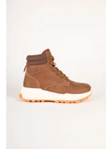 Bota de caña media color marrón camel, confeccionada en cuero sintético, con cordones y suela blanca gruesa con base dentada marrón. Cuenta con cuello acolchado marrón oscuro.