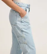 Pantalón mom de jeans celeste con cintura alta, bolsillos cuadrados delanteros y traseros, cierre con botón y cremallera, y trabillas en la cintura.