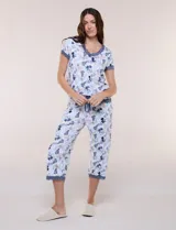 Conjunto pijama de pantalón capri y remera René Rofé, de color blanco con estampado floral en tonos azules y celestes. Remera de manga corta con escote en V y detalles de encaje azul en el escote, las mangas y el ruedo. Pantalón capri con cintura elastizada, cordón de ajuste y encaje en el ruedo.