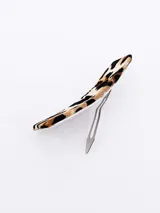 Broche para el pelo con estampado animal print de leopardo en tonos marrones y negros.