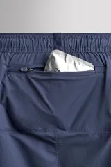 Shorts de running confeccionados en tejido técnico ligero y elástico, con forro interior. Presentan cintura elástica ajustable con cordón interior, aberturas laterales en el bajo, bolsillo lateral multifunción y bolsillo trasero con cierre de cremallera.