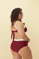 Top de bikini negro con contorno blanco y breteles finos.