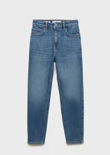 Jeans de corte mom-fit con tiro alto, confeccionados en tejido de algodón con un toque de elasticidad. Presentan diseño clásico de cinco bolsillos, cierre de cremallera con botón y trabillas para cinturón.