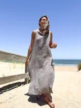 Vestido largo de lino color visón, con diseño sin mangas, cuello caído y corte holgado.