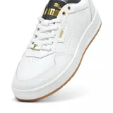 Championes Puma Court Classic de diseño urbano, color blanco con detalles en negro en la lengüeta y el talón. Presenta logo Puma en dorado en el lateral y la lengüeta, ojales superiores metálicos dorados y suela de goma color caramelo.