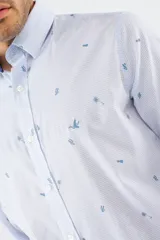 Camisa de manga larga Brooksfield con corte slim, color azul marino y estampado de pequeñas hojas y puntos. Presenta cierre frontal con botones y logo bordado en el pecho.