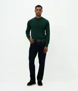 Su ter de punto color blanco de la marca Marfinno, con cuello redondo, manga larga y diseño texturizado en zigzag.