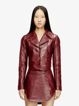 Chaqueta corta Diesel G-Ameck de color bordó, de corte entallado con silueta de inspiración sastre, solapas de muesca y acabado brillante con efecto cuero.