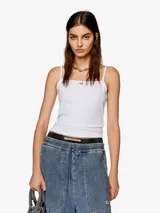 Top blanco de tirantes finos, corte ajustado y tejido acanalado. Presenta un pequeño logo bordado en rojo en el centro del escote.