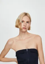 Vestido midi entallado de escote palabra de honor, confeccionado en algodón. Presenta cierre frontal con cremallera, cuatro bolsillos de solapa en la parte delantera, cinturón desmontable con hebilla metálica y abertura en el bajo.