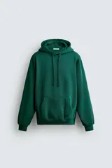 Sudadera con capucha de corte relajado, confeccionada en tejido de algodón con interior cepillado. Presenta manga larga, bolsillo frontal tipo canguro y acabados en rib en puños y bajo.