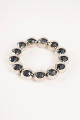 Pulsera elástica plateada con cuentas redondas grandes.