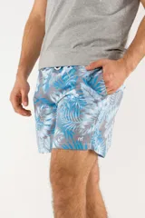 Short de baño azul con estampado de flamencos.