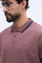 Chomba piqué de manga corta verde militar con cuello y puños tejidos a contratono en tonos claros. Cuenta con cartera de tres botones y pequeño logo bordado en el pecho.