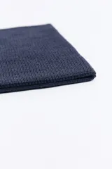 Cuello de punto doble con textura fantasía, diseño versátil y abrigado.