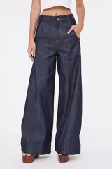Pantalón de denim azul oscuro de tiro alto y corte wide leg, con amplios bolsillos delanteros y costuras pespunteadas en color contrastante.