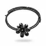 Gargantilla corta de múltiples tiras de cuentas de cristal facetado negro, con un aplique central en forma de flor realizado con cristales en relieve.