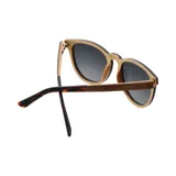 Lentes de sol con montura redonda de madera color nogal y lentes grises degradados.