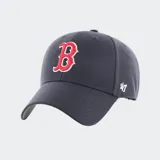 Gorra azul marino con el logo de los Boston Red Sox bordado en rojo y blanco en el frente y el logo de la marca 47 bordado en blanco en el lateral.