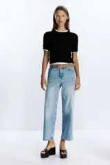 Jeans culotte de tiro alto color celeste, con corte wide leg y largo cropped. Incluye cinturón marrón de cuero.