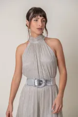 Mono plateado de lurex, corte ancho, con cuello halter y lazo.