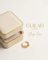 Anillo de plata con baño de oro y diseño de símbolo de infinito.