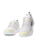Championes deportivos Topper modelo Stance 6, en tonos gris claro y beige. Presentan un diseño de malla transpirable, cordones al tono con detalles en amarillo, y una suela blanca con refuerzo en la puntera.