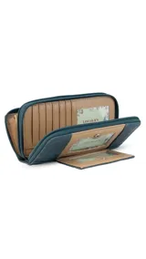 Billetera larga de diseño combinado en tonos terracota y beige, confeccionada en material sintético con textura tipo gamuza y lisa. Cuenta con cierre perimetral, solapa frontal con broche a presión y visor para documentos, además de múltiples compartimentos internos para tarjetas, billetes y monedero con cierre.