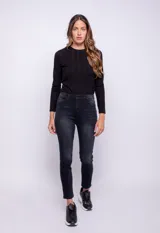 Pantalón de jean chupín color negro con cinco bolsillos, presillas, botón y cierre metálico.