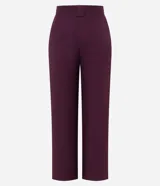 Pantalón de sastrería corte recto, color marrón, con cintura de tiro medio, trabillas largas y bolsillos traseros.