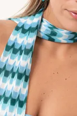 Vestido largo celeste y verde con patrón de zigzag, escote palabra de honor y detalle de lazo al cuello.