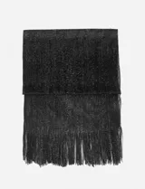 Pashmina o chal de tejido fino, color rojo vibrante, con flecos largos en los extremos.