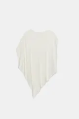 Top de punto color negro, con cuello redondo, manga corta y diseño asimétrico de corte fluido y caída en punta.