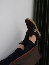 Championes marrones de gamuza con suela color caramelo y logo bordado en el lateral.