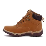Bota acordonada color camel, con suela marrón y logo de la marca en el lateral.